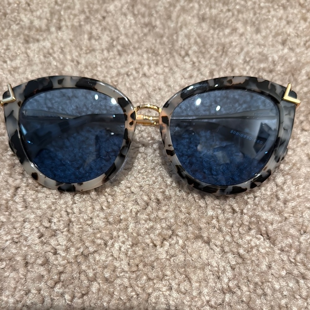 Stylish Leopard Print Sunglasses with Blue Lenses